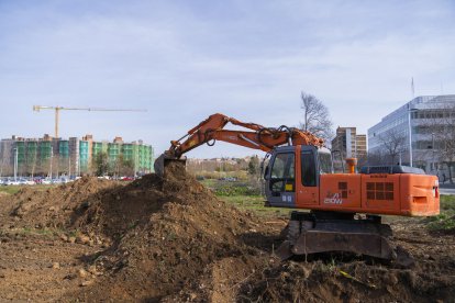 La excavadora que desde ayer trabaja en lo que es el inicio de la construcción del Centro Penitenciario Abierto en el solar de Parc Francolí.