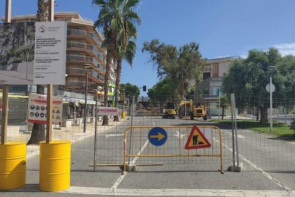 Operaris de Rogasa, ahir, treballant al carrer, on ja s'han instal·lat tanques per delimitar les obres.