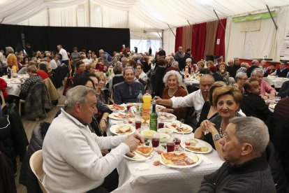 Els assistents van poder gaudir d'un berenar i del ball.