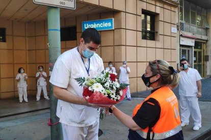 Dani Díaz recibiendo un ramo de flores.