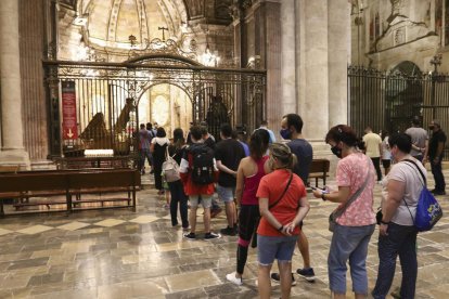 Algunos de los feligreses que han ido a venerar a la patrona por la tarde.