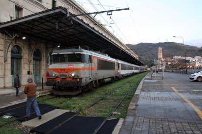 Un tren llegando a Portbou