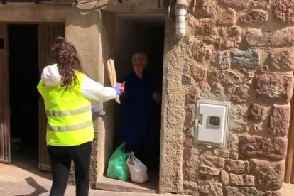 Los voluntarios se están ofreciendo, entre otras tareas, para llevar la compra a las personas mayores