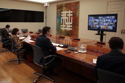 La reunión del presidente del gobierno español, Pedro Sánchez. de los ministros Salvador Illa, Margarita Robles, José Luis Ábalos y Fernando Grande Marlaska en una videoconferencia con los presidentes autonómicos