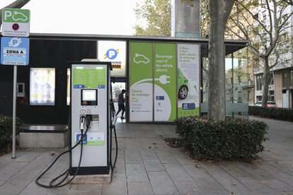 La estación de recarga de la plaza de la Libertad es una de las dos de rápidas que tiene Reus.