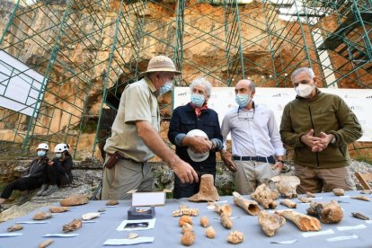 A l'esquerra, l'arqueòleg Eudald Carbonell (IPHES-URV), amb els altres dos codirectors del Proyecto Atapuerca, Juan Luis Arsuaga i José María Bermúdez de Castro y Javier Ortega, conseller de Cultura de la Junta de Castilla y León.