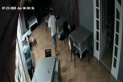 Captura de les imatges enregistrades per les càmeres de vigilància del restaurant que recullen els moviments del presumpte lladre.