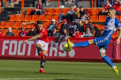 Pol Ballesteros dispara una pilota durant el Nàstic-Ebro disputat al Nou Estadi.