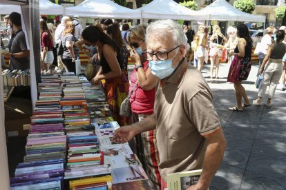 L'afluència de les  parades de llibres va ser constant al llarg de tota la jornada i 'M'explico', de Carles Puigdemont, va ser la novetat més demandada.