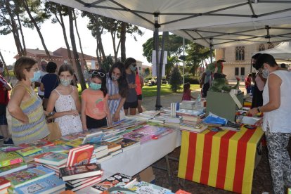 Als jardins es van instal·lar diferents parades de venda de llibres i roses i es va controlar l'aforament en tot moment.