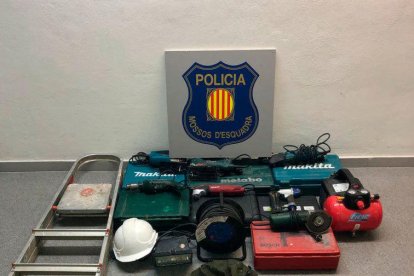 En el cacheo se les localizó varios objetos provenientes de otros robos en el interior del vehículo.