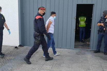 Cinco hombres de entre 30 y 40 años fueron detenidos durante el operativo.