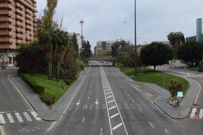 La avenida Vidal i Barraquer de Tarragona mostraba ayer una imagen inusual a pesar de ser domingo.