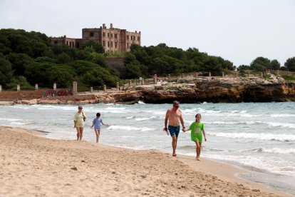 Les platges han tingut gran afluència abans de que estigui permès el bany