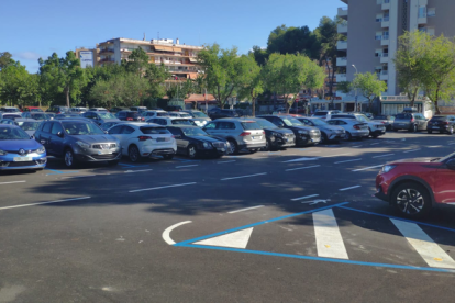 Imagen de una zona de aparcamiento regulado por zona azul en salou.