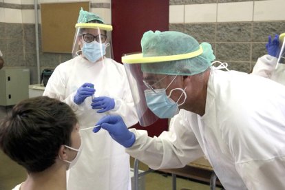 Un equipo móvil extrayendo muestras para PCR.