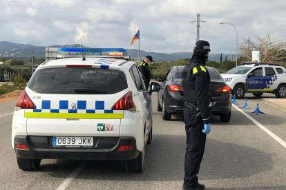 Agentes policiales haciendo controles de acceso en l'Ampolla para evitar que entren personas que tienen la segunda residencia.