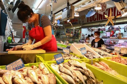 Als negocis, ara adaptats a les mesures de seguretat, es fa visible la reivindicació.