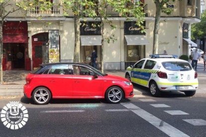 Imatge del vehicle amb el vidre de l'acompanyant trencat per poder treure el nen.