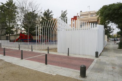 La actual ubicación, a 30 metros de la antigua, cuenta con una valla y filtros de seguridad.