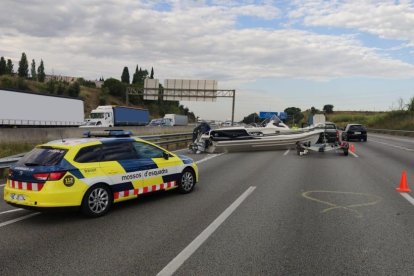 La barca va caure del remolc després de topar amb la tanca.