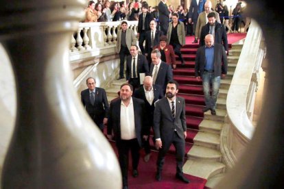 Imagen de los presos políticos abandonando el Parlamento para volver a la prisión.