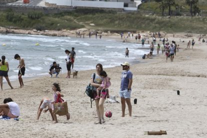 Imatge d'ahir de la platja de l'Arrabassada, on a partir d'avui ja estarà permès prendre el sol i banyar-se després del confinament.