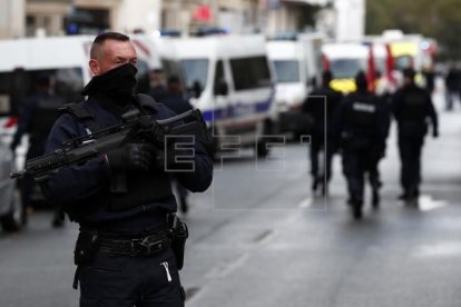 La Policía ha desplegado un amplio dispositivo para localizar als atacante.