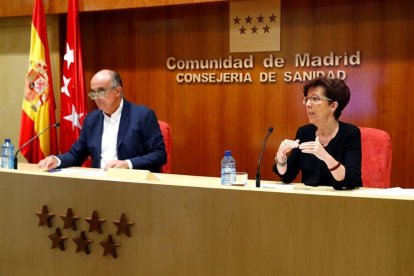 La directora general de Salud Pública, Elena Andradas, y el viceconsejero madrileño de Salud Pública y Plan COVID-19, Antonio Zapatero, durante la rueda de prensa.