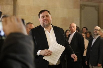 Pla mitjà de l'exvicepresident de la Generalitat Oriol Junqueras sortint de la comissió del Parlament que investiga el 155.