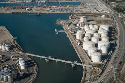 Imatge aèria de la nova xarxa contra incendis del Port de Tarragona, instal·lada a la zona d'hidrocarburs.