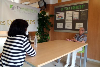 Elisenda Villalta conversando con su abuela, Carmen Carbonell, en la residencia STS Misericordia de Reus.