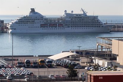 Imatge d'un creuer en quarantena al Port de Barcelona.