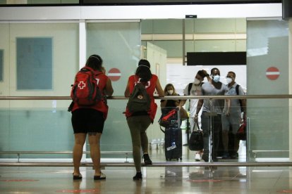 Turistes sortint de la zona d'arribades de la terminal 1 de l'aeroport de Barcelona-El Prat el 5 de juliol de 2020