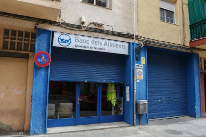 El local del carrer Escultor Rocamora de Reus té la persiana a mitges i cartells amb el nou horari.