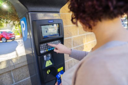 Una usuaria realiza el pago en un parquímetro nuevo el estacionamiento de Doctor Battestini.