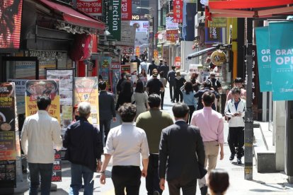 Treballadors en l'àrea de Myeongdong del centre de Seül, Corea del Sud.