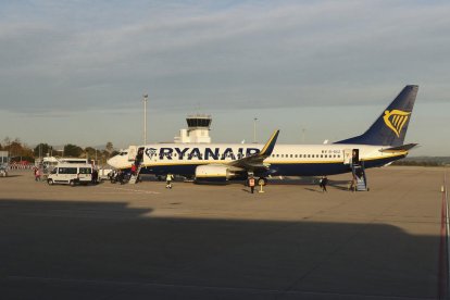 Una imagen de archivo de un avión de Ryanair que acaba de aterrizar en las pistas de Reus.