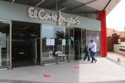 Plano general de la entrada del Corte Inglés de Tarragona, el primer día de apertura