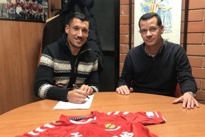 El nuevo fichaje con el director deportivo.