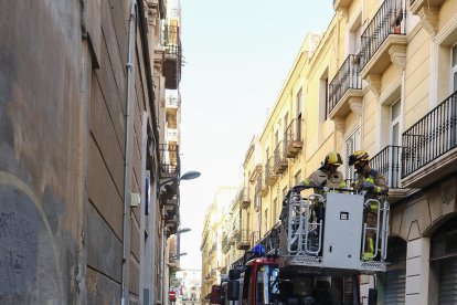 Una imagen de archivo de bomberos con la grúa