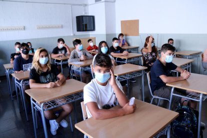 Pla general d'una classe amb alumnes d'ESO a l'institut Cristòfol Despuig de Tortosa