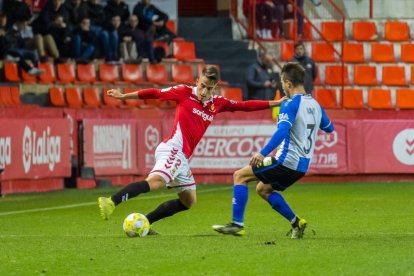 Pol Valentín en el partido disputado contra el Hércules en el Nou Estadi.