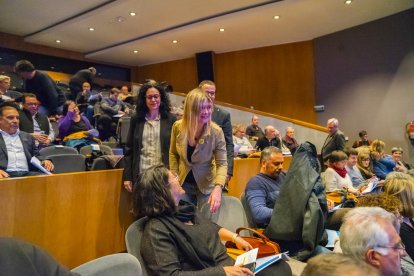 La presidenta Llauradó y los diputados Blanch y Adell, saludando a los alcaldes del territorio.