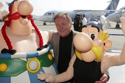 Urdezo con unas figuras de sus personajes más míticos, Astérix y Obélix.