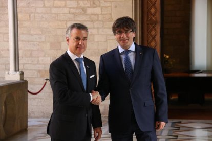 El president de la Generalitat, Carles Puigdemont, i el lehendakari, Iñigo Urkullu, encaixen les mans, el 19 de juny de 2017