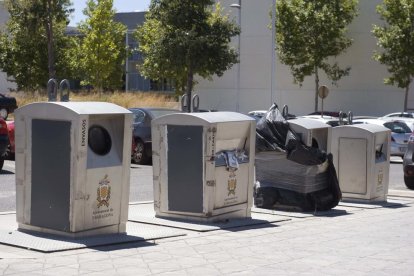 Isla de contenedores en la calle Josep Maria Alomà que, oficialmente, nunca ha entrado en servicio.