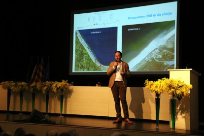 Plano general del técnico asesor de la Mesa del Consenso, Rafa Sánchez, durante la presentación del Plan Delta.