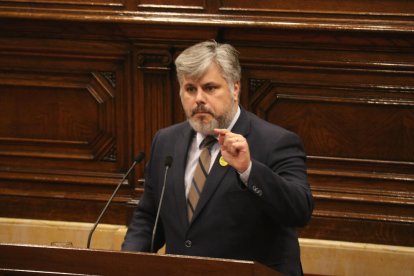 El presidente de JxCat, Albert Batet, durante su intervención en el pleno del Parlament..