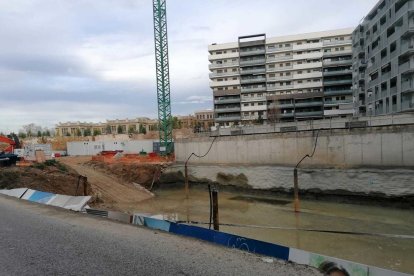 El muro separaba la calzada del agujero de las obras.